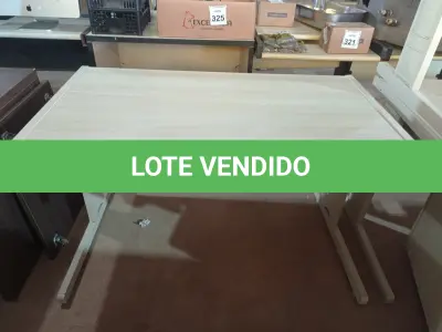 LOTE 356 - 01 MESA EM MADEIRA PARA ESCRITÓRIO. (NO ESTADO) ATENÇÃO! FAZER A VISITAÇÃO ANTES DE ARREMATAR, NÃO SABEMOS SE FUNCIONA. LEILÃO NÃO TEM GARANTIA E NEM DEVOLUÇÃO, SUJEITO A POSSÍVEIS AVARIAS VISÍVEIS/OCULTAS E/OU AUSÊNCIA DE COMPONENTES.