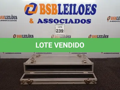 LOTE 239 - 01 MALETA CASE EM ALUMÍNIO. (NO ESTADO) ATENÇÃO! FAZER A VISITAÇÃO ANTES DE ARREMATAR, NÃO SABEMOS SE FUNCIONA. LEILÃO NÃO TEM GARANTIA E NEM DEVOLUÇÃO, SUJEITO A POSSÍVEIS AVARIAS VISÍVEIS/OCULTAS E/OU AUSÊNCIA DE COMPONENTES.