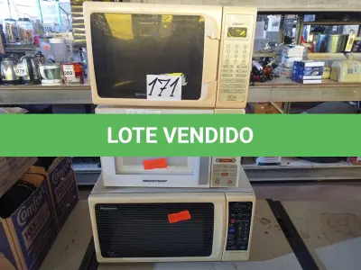 LOTE 171 - 03 MICRO-ONDAS DIVERSOS. (NO ESTADO) ATENÇÃO! FAZER A VISITAÇÃO ANTES DE ARREMATAR, NÃO SABEMOS SE FUNCIONA. LEILÃO NÃO TEM GARANTIA E NEM DEVOLUÇÃO, SUJEITO A POSSÍVEIS AVARIAS VISÍVEIS/OCULTAS E/OU AUSÊNCIA DE COMPONENTES.