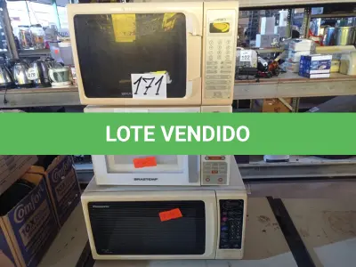 LOTE 171 - 03 MICRO-ONDAS DIVERSOS. (NO ESTADO) ATENÇÃO! FAZER A VISITAÇÃO ANTES DE ARREMATAR, NÃO SABEMOS SE FUNCIONA. LEILÃO NÃO TEM GARANTIA E NEM DEVOLUÇÃO, SUJEITO A POSSÍVEIS AVARIAS VISÍVEIS/OCULTAS E/OU AUSÊNCIA DE COMPONENTES.