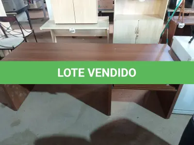 LOTE 373 - 01 RACK EM MADEIRA PARA ESCRITÓRIO. (NO ESTADO) ATENÇÃO! FAZER A VISITAÇÃO ANTES DE ARREMATAR, NÃO SABEMOS SE FUNCIONA. LEILÃO NÃO TEM GARANTIA E NEM DEVOLUÇÃO, SUJEITO A POSSÍVEIS AVARIAS VISÍVEIS/OCULTAS E/OU AUSÊNCIA DE COMPONENTES.