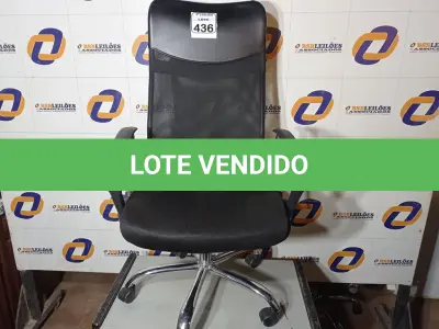 LOTE 436 - 01 CADEIRA DE ESCRITÓRIO COM ESPALDAR ALTO. (NO ESTADO) ATENÇÃO! FAZER A VISITAÇÃO ANTES DE ARREMATAR, NÃO SABEMOS SE FUNCIONA. LEILÃO NÃO TEM GARANTIA E NEM DEVOLUÇÃO, SUJEITO A POSSÍVEIS AVARIAS VISÍVEIS/OCULTAS E/OU AUSÊNCIA DE COMPONENTES.