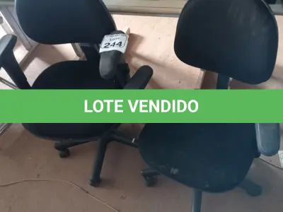 LOTE 244 - 02 CADEIRAS GIRATÓRIAS PARA ESCRITÓRIO. (NO ESTADO) ATENÇÃO! FAZER A VISITAÇÃO ANTES DE ARREMATAR, NÃO SABEMOS SE FUNCIONA. LEILÃO NÃO TEM GARANTIA E NEM DEVOLUÇÃO, SUJEITO A POSSÍVEIS AVARIAS VISÍVEIS/OCULTAS E/OU AUSÊNCIA DE COMPONENTES.