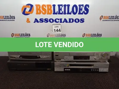 LOTE 144 - 04 APARELHOS DE VÍDEO TAPE MARCAS E MODELOS DIVERSOS. (NO ESTADO) ATENÇÃO! FAZER A VISITAÇÃO ANTES DE ARREMATAR, NÃO SABEMOS SE FUNCIONA. LEILÃO NÃO TEM GARANTIA E NEM DEVOLUÇÃO, SUJEITO A POSSÍVEIS AVARIAS VISÍVEIS/OCULTAS E/OU AUSÊNCIA DE COMPONENTES.