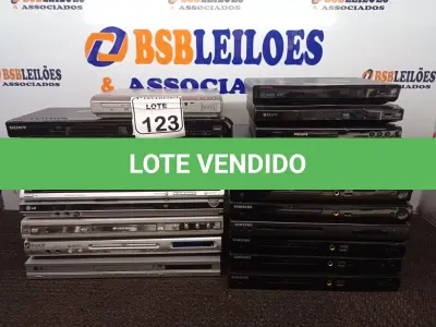 LOTE 123 - 01 LOTE COM APROXIMADAMENTE 20 DVD’S MARCAS E MODELOS DIVERSOS. (NO ESTADO) ATENÇÃO! FAZER A VISITAÇÃO ANTES DE ARREMATAR, NÃO SABEMOS SE FUNCIONA. LEILÃO NÃO TEM GARANTIA E NEM DEVOLUÇÃO, SUJEITO A POSSÍVEIS AVARIAS VISÍVEIS/OCULTAS E/OU AUSÊNCIA DE COMPONENTES.
