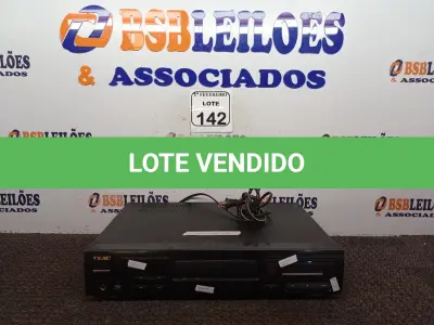 LOTE 142 - 01 APARELHO TOCA CD PLAYER CD-P1100 BIVOLT MARCA TEAC. (NO ESTADO) ATENÇÃO! FAZER A VISITAÇÃO ANTES DE ARREMATAR, NÃO SABEMOS SE FUNCIONA. LEILÃO NÃO TEM GARANTIA E NEM DEVOLUÇÃO, SUJEITO A POSSÍVEIS AVARIAS VISÍVEIS/OCULTAS E/OU AUSÊNCIA DE COMPONENTES.