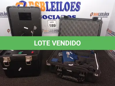 LOTE 189 - 01 RADAR MÓVEL 02 VOLUMES. (NO ESTADO) ATENÇÃO! FAZER A VISITAÇÃO ANTES DE ARREMATAR, NÃO SABEMOS SE FUNCIONA. LEILÃO NÃO TEM GARANTIA E NEM DEVOLUÇÃO, SUJEITO A POSSÍVEIS AVARIAS VISÍVEIS/OCULTAS E/OU AUSÊNCIA DE COMPONENTES.