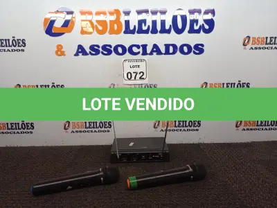 LOTE 072 - 01 BASE COM 2 MICROFONES SEM FIO KADOSH. (NO ESTADO) ATENÇÃO! FAZER A VISITAÇÃO ANTES DE ARREMATAR, NÃO SABEMOS SE FUNCIONA. LEILÃO NÃO TEM GARANTIA E NEM DEVOLUÇÃO, SUJEITO A POSSÍVEIS AVARIAS VISÍVEIS/OCULTAS E/OU AUSÊNCIA DE COMPONENTES.