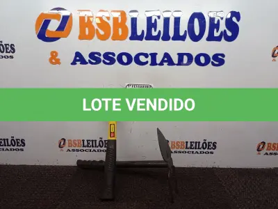 LOTE 065 - 01 MARTELO COM CABO EMBORRACHADO DE 27 MM E 01 SACHO PARA JARDINAGEM. (NO ESTADO) ATENÇÃO! FAZER A VISITAÇÃO ANTES DE ARREMATAR, NÃO SABEMOS SE FUNCIONA. LEILÃO NÃO TEM GARANTIA E NEM DEVOLUÇÃO, SUJEITO A POSSÍVEIS AVARIAS VISÍVEIS/OCULTAS E/OU AUSÊNCIA DE COMPONENTES.