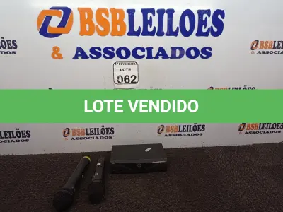 LOTE 062 - 01BASE COM 02 MICROFONES SEM FIO.  (NO ESTADO) ATENÇÃO! FAZER A VISITAÇÃO ANTES DE ARREMATAR, NÃO SABEMOS SE FUNCIONA. LEILÃO NÃO TEM GARANTIA E NEM DEVOLUÇÃO, SUJEITO A POSSÍVEIS AVARIAS VISÍVEIS/OCULTAS E/OU AUSÊNCIA DE COMPONENTES.