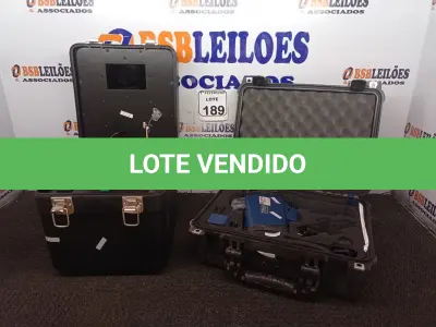 LOTE 189 - 01 RADAR MÓVEL 02 VOLUMES. (NO ESTADO) ATENÇÃO! FAZER A VISITAÇÃO ANTES DE ARREMATAR, NÃO SABEMOS SE FUNCIONA. LEILÃO NÃO TEM GARANTIA E NEM DEVOLUÇÃO, SUJEITO A POSSÍVEIS AVARIAS VISÍVEIS/OCULTAS E/OU AUSÊNCIA DE COMPONENTES.