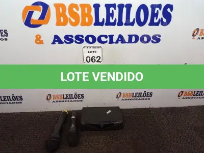 LOTE 062 - 01BASE COM 02 MICROFONES SEM FIO.  (NO ESTADO) ATENÇÃO! FAZER A VISITAÇÃO ANTES DE ARREMATAR, NÃO SABEMOS SE FUNCIONA. LEILÃO NÃO TEM GARANTIA E NEM DEVOLUÇÃO, SUJEITO A POSSÍVEIS AVARIAS VISÍVEIS/OCULTAS E/OU AUSÊNCIA DE COMPONENTES.
