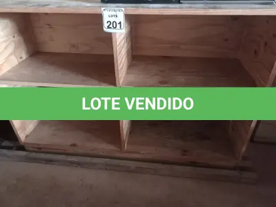 LOTE 201 - 01 BALCÃO EXPOSITOR COM 04 COMPARTIMENTOS EM MADEIRA. (NO ESTADO) ATENÇÃO! FAZER A VISITAÇÃO ANTES DE ARREMATAR, NÃO SABEMOS SE FUNCIONA. LEILÃO NÃO TEM GARANTIA E NEM DEVOLUÇÃO, SUJEITO A POSSÍVEIS AVARIAS VISÍVEIS/OCULTAS E/OU AUSÊNCIA DE COMPONENTES.