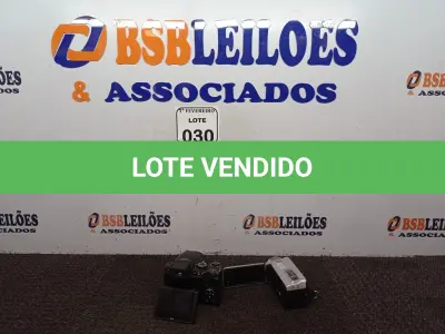 LOTE 030 - 01 MÁQUINA FOTOGRÁFICA NIKON SEM BATERIA E 01 FILMADORA MARCA SONY. (NO ESTADO) ATENÇÃO! FAZER A VISITAÇÃO ANTES DE ARREMATAR, NÃO SABEMOS SE FUNCIONA. LEILÃO NÃO TEM GARANTIA E NEM DEVOLUÇÃO, SUJEITO A POSSÍVEIS AVARIAS VISÍVEIS/OCULTAS E/OU AUSÊNCIA DE COMPONENTES.