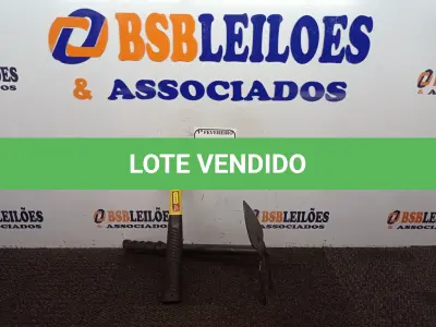 LOTE 065 - 01 MARTELO COM CABO EMBORRACHADO DE 27 MM E 01 SACHO PARA JARDINAGEM. (NO ESTADO) ATENÇÃO! FAZER A VISITAÇÃO ANTES DE ARREMATAR, NÃO SABEMOS SE FUNCIONA. LEILÃO NÃO TEM GARANTIA E NEM DEVOLUÇÃO, SUJEITO A POSSÍVEIS AVARIAS VISÍVEIS/OCULTAS E/OU AUSÊNCIA DE COMPONENTES.