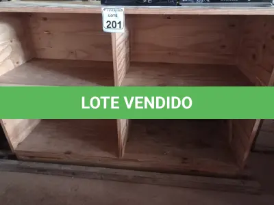 LOTE 201 - 01 BALCÃO EXPOSITOR COM 04 COMPARTIMENTOS EM MADEIRA. (NO ESTADO) ATENÇÃO! FAZER A VISITAÇÃO ANTES DE ARREMATAR, NÃO SABEMOS SE FUNCIONA. LEILÃO NÃO TEM GARANTIA E NEM DEVOLUÇÃO, SUJEITO A POSSÍVEIS AVARIAS VISÍVEIS/OCULTAS E/OU AUSÊNCIA DE COMPONENTES.