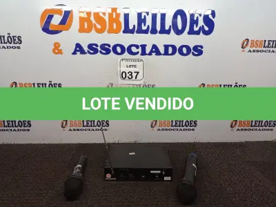LOTE 037 - 01 BASE COM 02 MICROFONES LAPELA. (NO ESTADO) ATENÇÃO! FAZER A VISITAÇÃO ANTES DE ARREMATAR, NÃO SABEMOS SE FUNCIONA. LEILÃO NÃO TEM GARANTIA E NEM DEVOLUÇÃO, SUJEITO A POSSÍVEIS AVARIAS VISÍVEIS/OCULTAS E/OU AUSÊNCIA DE COMPONENTES.
