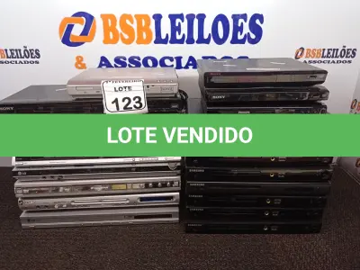 LOTE 123 - 01 LOTE COM APROXIMADAMENTE 20 DVD’S MARCAS E MODELOS DIVERSOS. (NO ESTADO) ATENÇÃO! FAZER A VISITAÇÃO ANTES DE ARREMATAR, NÃO SABEMOS SE FUNCIONA. LEILÃO NÃO TEM GARANTIA E NEM DEVOLUÇÃO, SUJEITO A POSSÍVEIS AVARIAS VISÍVEIS/OCULTAS E/OU AUSÊNCIA DE COMPONENTES.