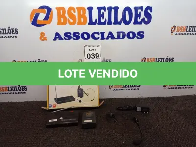 LOTE 039 - 01 BASE COM 01 MICROFONE SEM FIO MARCA KADOSH. (NO ESTADO) ATENÇÃO! FAZER A VISITAÇÃO ANTES DE ARREMATAR, NÃO SABEMOS SE FUNCIONA. LEILÃO NÃO TEM GARANTIA E NEM DEVOLUÇÃO, SUJEITO A POSSÍVEIS AVARIAS VISÍVEIS/OCULTAS E/OU AUSÊNCIA DE COMPONENTES.