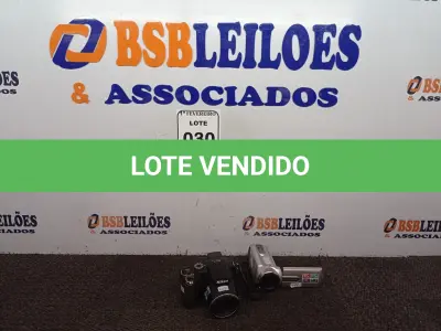 LOTE 030 - 01 MÁQUINA FOTOGRÁFICA NIKON SEM BATERIA E 01 FILMADORA MARCA SONY. (NO ESTADO) ATENÇÃO! FAZER A VISITAÇÃO ANTES DE ARREMATAR, NÃO SABEMOS SE FUNCIONA. LEILÃO NÃO TEM GARANTIA E NEM DEVOLUÇÃO, SUJEITO A POSSÍVEIS AVARIAS VISÍVEIS/OCULTAS E/OU AUSÊNCIA DE COMPONENTES.