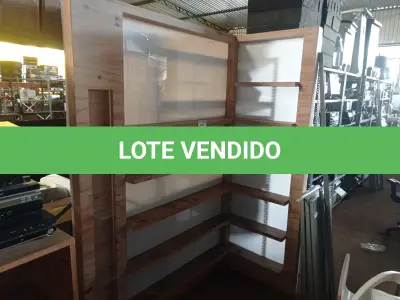 LOTE 198 - 01 EXPOSITOR EM L COM 11 PRATELEIRAS EM MADEIRA E FUNDO EM ACRÍLICO COM RODINHAS. (NOVO)(NO ESTADO) ATENÇÃO! FAZER A VISITAÇÃO ANTES DE ARREMATAR, NÃO SABEMOS SE FUNCIONA. LEILÃO NÃO TEM GARANTIA E NEM DEVOLUÇÃO, SUJEITO A POSSÍVEIS AVARIAS VISÍVEIS/OCULTAS E/OU AUSÊNCIA DE COMPONENTES.