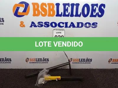 LOTE 020 - 01 MARTELO COM CABO EMBORRACHADO DE 27 MM E 01 SACHO PARA JARDINAGEM. (NO ESTADO) ATENÇÃO! FAZER A VISITAÇÃO ANTES DE ARREMATAR, NÃO SABEMOS SE FUNCIONA. LEILÃO NÃO TEM GARANTIA E NEM DEVOLUÇÃO, SUJEITO A POSSÍVEIS AVARIAS VISÍVEIS/OCULTAS E/OU AUSÊNCIA DE COMPONENTES.