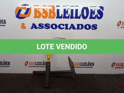 LOTE 065 - 01 MARTELO COM CABO EMBORRACHADO DE 27 MM E 01 SACHO PARA JARDINAGEM. (NO ESTADO) ATENÇÃO! FAZER A VISITAÇÃO ANTES DE ARREMATAR, NÃO SABEMOS SE FUNCIONA. LEILÃO NÃO TEM GARANTIA E NEM DEVOLUÇÃO, SUJEITO A POSSÍVEIS AVARIAS VISÍVEIS/OCULTAS E/OU AUSÊNCIA DE COMPONENTES.