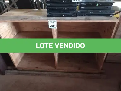 LOTE 201 - 01 BALCÃO EXPOSITOR COM 04 COMPARTIMENTOS EM MADEIRA. (NO ESTADO) ATENÇÃO! FAZER A VISITAÇÃO ANTES DE ARREMATAR, NÃO SABEMOS SE FUNCIONA. LEILÃO NÃO TEM GARANTIA E NEM DEVOLUÇÃO, SUJEITO A POSSÍVEIS AVARIAS VISÍVEIS/OCULTAS E/OU AUSÊNCIA DE COMPONENTES.