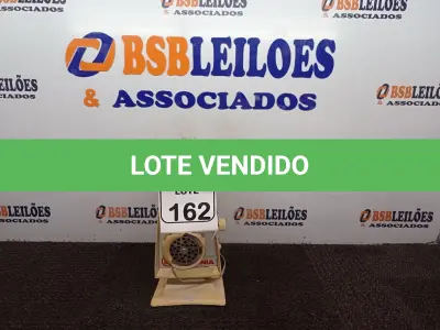 LOTE 162 - 01 MOEDOR DE CARNE MARCA BRITÂNIA. (NO ESTADO) ATENÇÃO! FAZER A VISITAÇÃO ANTES DE ARREMATAR, NÃO SABEMOS SE FUNCIONA. LEILÃO NÃO TEM GARANTIA E NEM DEVOLUÇÃO, SUJEITO A POSSÍVEIS AVARIAS VISÍVEIS/OCULTAS E/OU AUSÊNCIA DE COMPONENTES.