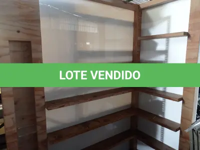 LOTE 198 - 01 EXPOSITOR EM L COM 11 PRATELEIRAS EM MADEIRA E FUNDO EM ACRÍLICO COM RODINHAS. (NOVO)(NO ESTADO) ATENÇÃO! FAZER A VISITAÇÃO ANTES DE ARREMATAR, NÃO SABEMOS SE FUNCIONA. LEILÃO NÃO TEM GARANTIA E NEM DEVOLUÇÃO, SUJEITO A POSSÍVEIS AVARIAS VISÍVEIS/OCULTAS E/OU AUSÊNCIA DE COMPONENTES.