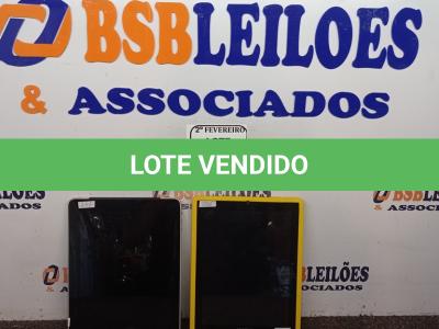 LOTE 058 - 01 TABLET MARCA POSITIVO E 01 IPAD 32GB AMBOS SEM CARREGADOR. (NO ESTADO) ATENÇÃO! FAZER A VISITAÇÃO ANTES DE ARREMATAR, NÃO SABEMOS SE FUNCIONA. LEILÃO NÃO TEM GARANTIA E NEM DEVOLUÇÃO, SUJEITO A POSSÍVEIS AVARIAS VISÍVEIS/OCULTAS E/OU AUSÊNCIA DE COMPONENTES.