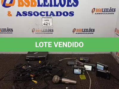 LOTE 421 - 01 LOTE COM CÂMERAS FOTOGRÁFICAS. (NO ESTADO) ATENÇÃO! FAZER A VISITAÇÃO ANTES DE ARREMATAR, NÃO SABEMOS SE FUNCIONA. LEILÃO NÃO TEM GARANTIA E NEM DEVOLUÇÃO, SUJEITO A POSSÍVEIS AVARIAS VISÍVEIS/OCULTAS E/OU AUSÊNCIA DE COMPONENTES.