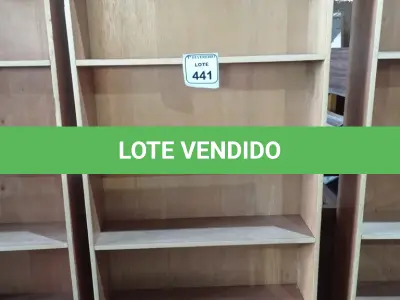 LOTE 441 - 01 PRATELEIRA EM MADEIRA PARA LIVROS. (NO ESTADO) ATENÇÃO! FAZER A VISITAÇÃO ANTES DE ARREMATAR, NÃO SABEMOS SE FUNCIONA. LEILÃO NÃO TEM GARANTIA E NEM DEVOLUÇÃO, SUJEITO A POSSÍVEIS AVARIAS VISÍVEIS/OCULTAS E/OU AUSÊNCIA DE COMPONENTES.