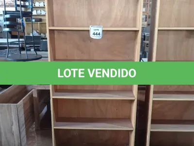 LOTE 444 - 01 PRATELEIRA EM MADEIRA PARA LIVROS. (NO ESTADO) ATENÇÃO! FAZER A VISITAÇÃO ANTES DE ARREMATAR, NÃO SABEMOS SE FUNCIONA. LEILÃO NÃO TEM GARANTIA E NEM DEVOLUÇÃO, SUJEITO A POSSÍVEIS AVARIAS VISÍVEIS/OCULTAS E/OU AUSÊNCIA DE COMPONENTES.