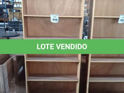 LOTE 444 - 01 PRATELEIRA EM MADEIRA PARA LIVROS. (NO ESTADO) ATENÇÃO! FAZER A VISITAÇÃO ANTES DE ARREMATAR, NÃO SABEMOS SE FUNCIONA. LEILÃO NÃO TEM GARANTIA E NEM DEVOLUÇÃO, SUJEITO A POSSÍVEIS AVARIAS VISÍVEIS/OCULTAS E/OU AUSÊNCIA DE COMPONENTES.