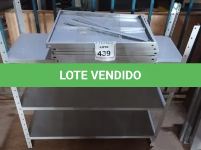 LOTE 439 - 01 ESTANTE DE AÇO PEQUENA COM PRATELEIRAS EM AÇO QUADRADA. (NO ESTADO) ATENÇÃO! FAZER A VISITAÇÃO ANTES DE ARREMATAR, NÃO SABEMOS SE FUNCIONA. LEILÃO NÃO TEM GARANTIA E NEM DEVOLUÇÃO, SUJEITO A POSSÍVEIS AVARIAS VISÍVEIS/OCULTAS E/OU AUSÊNCIA DE COMPONENTES.