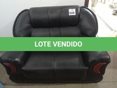 LOTE 028 - 01 SOFÁ EM COURO PRETO. (NO ESTADO) ATENÇÃO! FAZER A VISITAÇÃO ANTES DE ARREMATAR, NÃO SABEMOS SE FUNCIONA. LEILÃO NÃO TEM GARANTIA E NEM DEVOLUÇÃO, SUJEITO A POSSÍVEIS AVARIAS VISÍVEIS/OCULTAS E/OU AUSÊNCIA DE COMPONENTES.