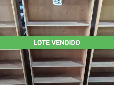 LOTE 442 - 01 PRATELEIRA EM MADEIRA PARA LIVROS. (NO ESTADO) ATENÇÃO! FAZER A VISITAÇÃO ANTES DE ARREMATAR, NÃO SABEMOS SE FUNCIONA. LEILÃO NÃO TEM GARANTIA E NEM DEVOLUÇÃO, SUJEITO A POSSÍVEIS AVARIAS VISÍVEIS/OCULTAS E/OU AUSÊNCIA DE COMPONENTES.