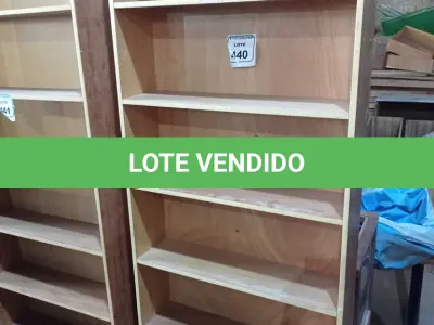 LOTE 440 - 01 PRATELEIRA EM MADEIRA PARA LIVROS. (NO ESTADO) ATENÇÃO! FAZER A VISITAÇÃO ANTES DE ARREMATAR, NÃO SABEMOS SE FUNCIONA. LEILÃO NÃO TEM GARANTIA E NEM DEVOLUÇÃO, SUJEITO A POSSÍVEIS AVARIAS VISÍVEIS/OCULTAS E/OU AUSÊNCIA DE COMPONENTES.
