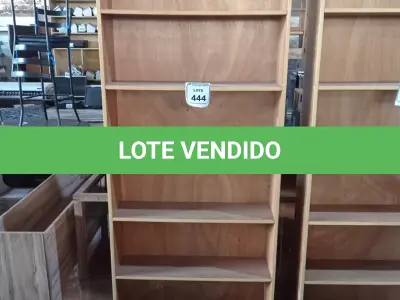 LOTE 444 - 01 PRATELEIRA EM MADEIRA PARA LIVROS. (NO ESTADO) ATENÇÃO! FAZER A VISITAÇÃO ANTES DE ARREMATAR, NÃO SABEMOS SE FUNCIONA. LEILÃO NÃO TEM GARANTIA E NEM DEVOLUÇÃO, SUJEITO A POSSÍVEIS AVARIAS VISÍVEIS/OCULTAS E/OU AUSÊNCIA DE COMPONENTES.