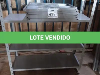 LOTE 439 - 01 ESTANTE DE AÇO PEQUENA COM PRATELEIRAS EM AÇO QUADRADA. (NO ESTADO) ATENÇÃO! FAZER A VISITAÇÃO ANTES DE ARREMATAR, NÃO SABEMOS SE FUNCIONA. LEILÃO NÃO TEM GARANTIA E NEM DEVOLUÇÃO, SUJEITO A POSSÍVEIS AVARIAS VISÍVEIS/OCULTAS E/OU AUSÊNCIA DE COMPONENTES.