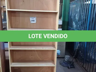 LOTE 440 - 01 PRATELEIRA EM MADEIRA PARA LIVROS. (NO ESTADO) ATENÇÃO! FAZER A VISITAÇÃO ANTES DE ARREMATAR, NÃO SABEMOS SE FUNCIONA. LEILÃO NÃO TEM GARANTIA E NEM DEVOLUÇÃO, SUJEITO A POSSÍVEIS AVARIAS VISÍVEIS/OCULTAS E/OU AUSÊNCIA DE COMPONENTES.