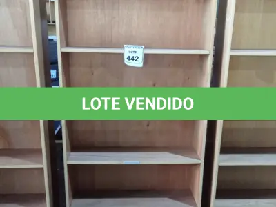 LOTE 442 - 01 PRATELEIRA EM MADEIRA PARA LIVROS. (NO ESTADO) ATENÇÃO! FAZER A VISITAÇÃO ANTES DE ARREMATAR, NÃO SABEMOS SE FUNCIONA. LEILÃO NÃO TEM GARANTIA E NEM DEVOLUÇÃO, SUJEITO A POSSÍVEIS AVARIAS VISÍVEIS/OCULTAS E/OU AUSÊNCIA DE COMPONENTES.