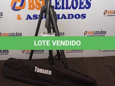 LOTE 001 - 01 TRIPÉ PARA CÂMERA TOMATE MTG-3016. (NO ESTADO) ATENÇÃO! FAZER A VISITAÇÃO ANTES DE ARREMATAR, NÃO SABEMOS SE FUNCIONA. LEILÃO NÃO TEM GARANTIA E NEM DEVOLUÇÃO, SUJEITO A POSSÍVEIS AVARIAS VISÍVEIS/OCULTAS E/OU AUSÊNCIA DE COMPONENTES.