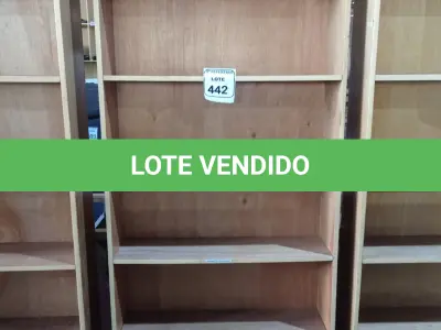 LOTE 442 - 01 PRATELEIRA EM MADEIRA PARA LIVROS. (NO ESTADO) ATENÇÃO! FAZER A VISITAÇÃO ANTES DE ARREMATAR, NÃO SABEMOS SE FUNCIONA. LEILÃO NÃO TEM GARANTIA E NEM DEVOLUÇÃO, SUJEITO A POSSÍVEIS AVARIAS VISÍVEIS/OCULTAS E/OU AUSÊNCIA DE COMPONENTES.