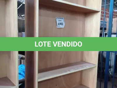 LOTE 440 - 01 PRATELEIRA EM MADEIRA PARA LIVROS. (NO ESTADO) ATENÇÃO! FAZER A VISITAÇÃO ANTES DE ARREMATAR, NÃO SABEMOS SE FUNCIONA. LEILÃO NÃO TEM GARANTIA E NEM DEVOLUÇÃO, SUJEITO A POSSÍVEIS AVARIAS VISÍVEIS/OCULTAS E/OU AUSÊNCIA DE COMPONENTES.