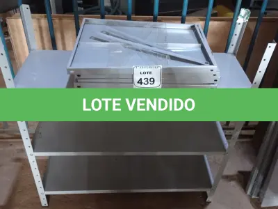 LOTE 439 - 01 ESTANTE DE AÇO PEQUENA COM PRATELEIRAS EM AÇO QUADRADA. (NO ESTADO) ATENÇÃO! FAZER A VISITAÇÃO ANTES DE ARREMATAR, NÃO SABEMOS SE FUNCIONA. LEILÃO NÃO TEM GARANTIA E NEM DEVOLUÇÃO, SUJEITO A POSSÍVEIS AVARIAS VISÍVEIS/OCULTAS E/OU AUSÊNCIA DE COMPONENTES.
