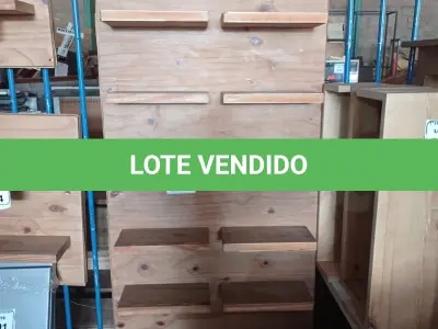 LOTE 390 - 01 PAINEL EM MADEIRA COM 12 PRATELEIRA PEQUENAS. (NO ESTADO) ATENÇÃO! FAZER A VISITAÇÃO ANTES DE ARREMATAR, NÃO SABEMOS SE FUNCIONA. LEILÃO NÃO TEM GARANTIA E NEM DEVOLUÇÃO, SUJEITO A POSSÍVEIS AVARIAS VISÍVEIS/OCULTAS E/OU AUSÊNCIA DE COMPONENTES.
