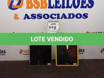 LOTE 058 - 01 TABLET MARCA POSITIVO E 01 IPAD 32GB AMBOS SEM CARREGADOR. (NO ESTADO) ATENÇÃO! FAZER A VISITAÇÃO ANTES DE ARREMATAR, NÃO SABEMOS SE FUNCIONA. LEILÃO NÃO TEM GARANTIA E NEM DEVOLUÇÃO, SUJEITO A POSSÍVEIS AVARIAS VISÍVEIS/OCULTAS E/OU AUSÊNCIA DE COMPONENTES.