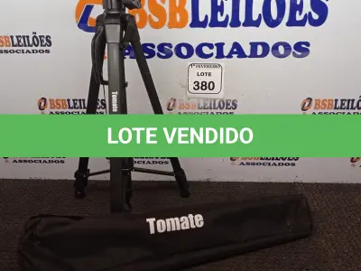 LOTE 380 - 01 TRIPÉ PARA CÂMERA MARCA TOMATE. (NO ESTADO) ATENÇÃO! FAZER A VISITAÇÃO ANTES DE ARREMATAR, NÃO SABEMOS SE FUNCIONA. LEILÃO NÃO TEM GARANTIA E NEM DEVOLUÇÃO, SUJEITO A POSSÍVEIS AVARIAS VISÍVEIS/OCULTAS E/OU AUSÊNCIA DE COMPONENTES.
